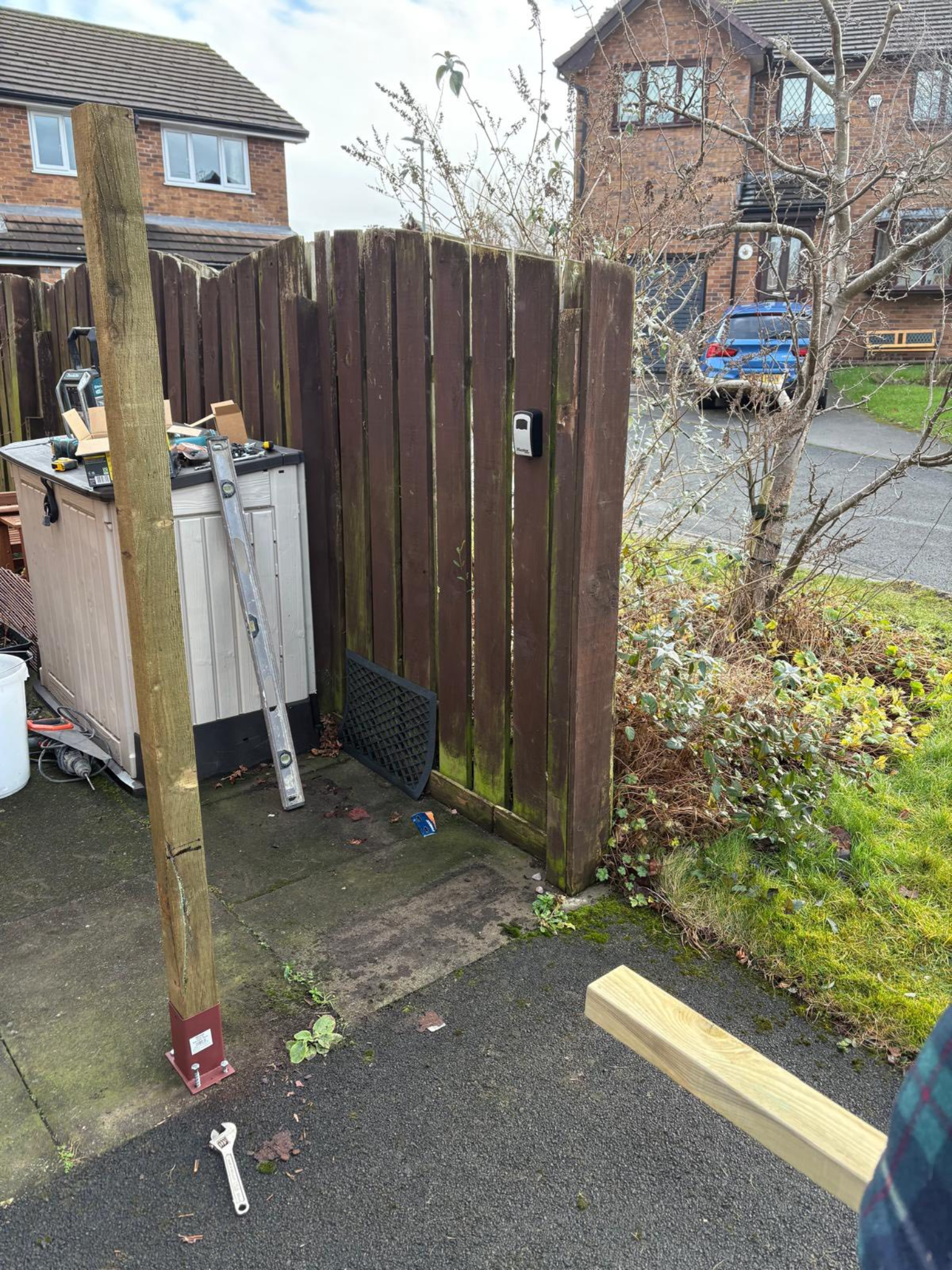 Old fence and post before replacement